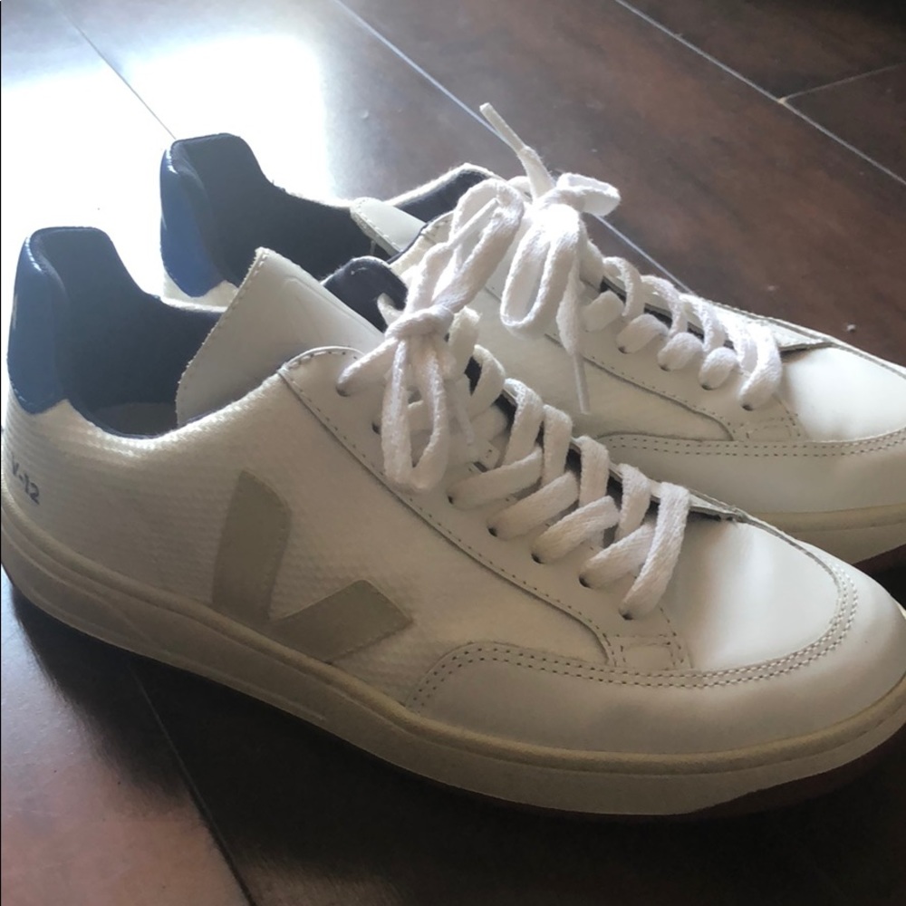 Veja V-12 white and blue in excellent condition